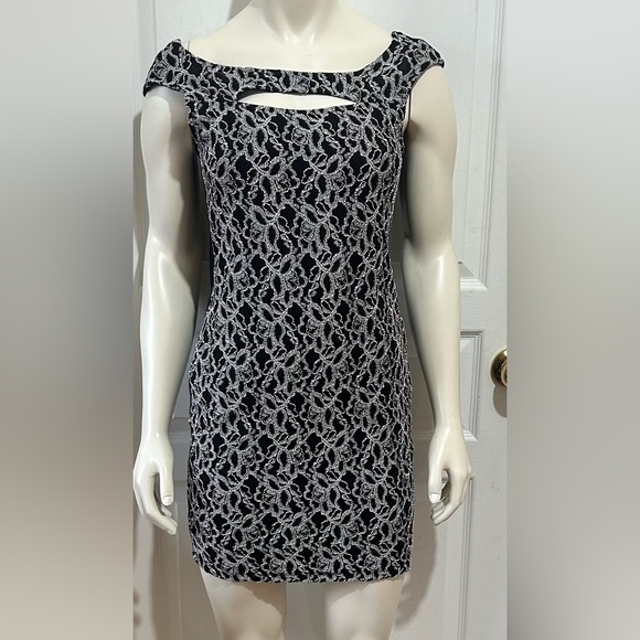EASEL MINI DRESS LACED FRONT OPEN BACK IN SIZE LARGE - Picture 3 of 4